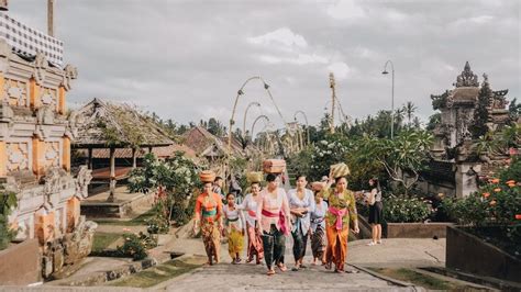 I La Galungan! A Balinese Story Celebrating Good vs Evil and Delicious Cakes